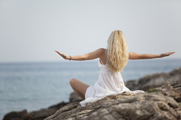 Fototapeta na wymiar woman practicing yoga on the beach
