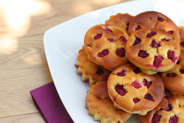 tortini ai lamponi su piatto_ dolci