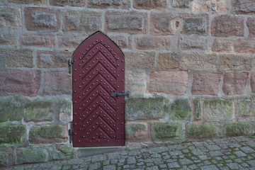 alte Tür in der Wand zu stärken