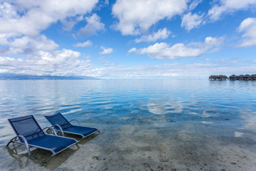 Fototapeta na wymiar Lettini da mare blu su una splendida spiaggia bianca polinesiana