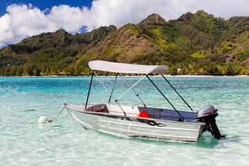 Zelfklevend Fotobehang Barca a motore con tendalino ancorata in mare tropicale © francescopaoli