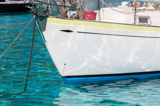 Prua di una barca a vela ancorata in mare tropicale