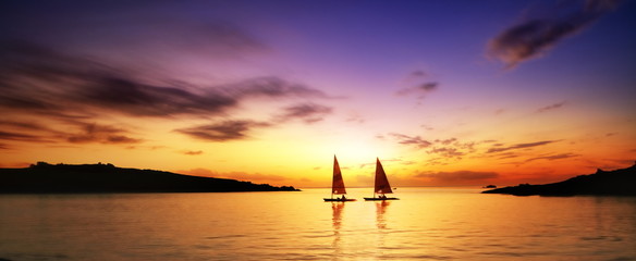 Voiliers au cr&eacute;puscule.