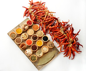 coppette di spezie e peperoncini piccanti