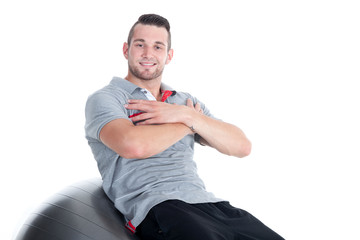 Sportlicher Mann macht Bauchübung mit Gymnastikball Porträt