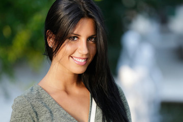 Obraz premium Beautiful girl posing at camera in the park.