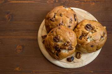 Pane con noci e uvetta