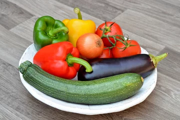 Foto auf Leinwand Verse groenten op een houten bord © trinetuzun