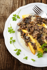 piatto di polenta funghi e formaggio fuso