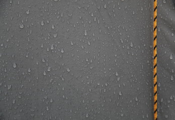 Pluie sur la tente de camping.