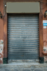 Saracinesche grigio zincane, negozio chiuso