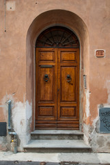 Fototapeta na wymiar Porta in legno, ingresso palazzo