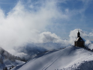 Bergkirche im Schnee