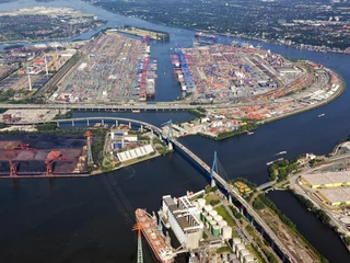 Hamburg, Köhlbrandbrücke und Containerhafen © eyewave