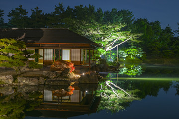 秋の夜の栗林公園-水鏡3