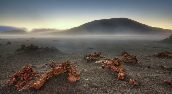 Brume matinale au Piton de la Fournaise, La R&eacute;union.
