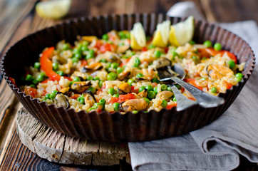 Paella with mussels and green peas