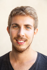 Obraz premium Ritratto Ragazzo con i capelli biondi e gli occhi verdi