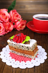 Obraz na płótnie Canvas Tasty cake on table on wooden background