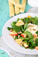 Green salad with apples, walnuts and cheese