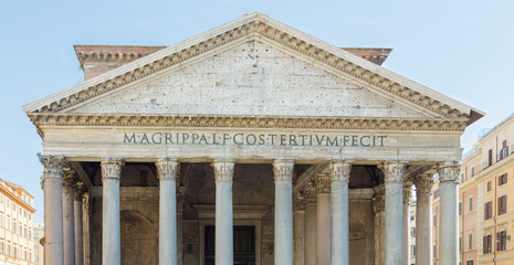 Obraz premium Pantheon in Rom mit blauem Himmel.