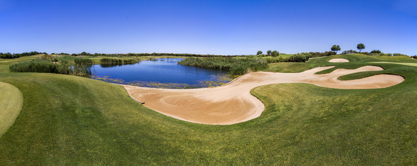 Fototapety  Krajobrazowy widok na pole golfowe w Algarve.