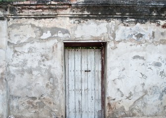 Fototapeta na wymiar Old door on the old walls.
