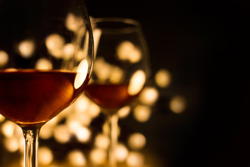 2 verres à vin rouge. Image de dîner romantique de Noël.