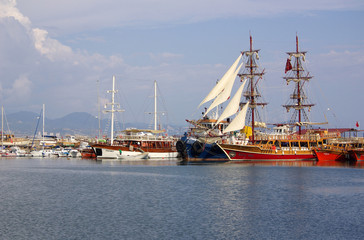 Fototapeta na wymiar Boats in the port of Alanya, Turkey