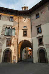 Fototapeta na wymiar Torre del Conte Ugolino, facciata palazzo, Pisa
