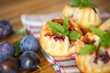 plum muffins