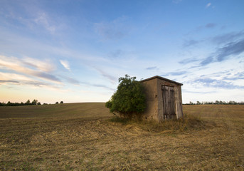 Zachód słońca nad zaoranym polem © Mike Mareen