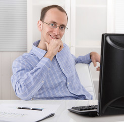 Portrait: Zufriedener Mann mit Brille im Büro