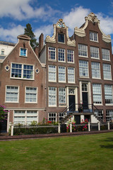 Fototapeta na wymiar Traditional Dutch houses (Amsterdam)