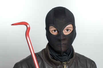 Einbrecher mit Kuhfuss