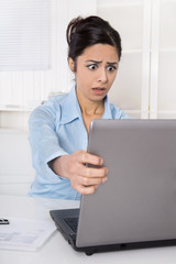 Deprimierte Frau mit Computer: Datenklau oder Datensicherung