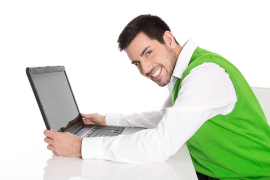 Beruf Informatiker: Mann isoliert in Gr&uuml;n mit Laptop