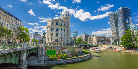 Fototapeta premium Dunaj w Urania w Wiedniu