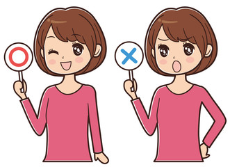 マルバツ札を上げる女性