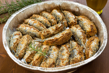 Vassoio di sardine ripiene e panate