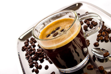 Kaffeetasse auf Silbertablett