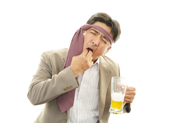 ビールを飲みすぎたサラリーマン
