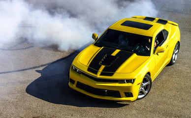 Obraz premium Luksusowy żółty samochód sportowy