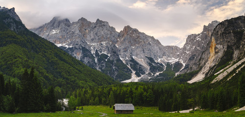 Góralska Chatka w Alpach,Dolina Planicy - obrazy, fototapety, plakaty