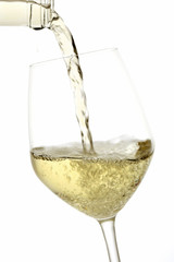 vino bianco servito in bicchiere