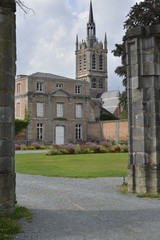 Le pavillon de gauche du parc et l'église St-Nicolas