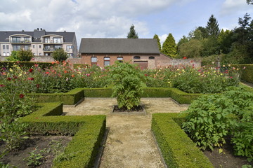 Obraz premium Kwadratowy dziedziniec między żywopłotami