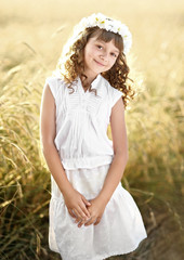 Fototapeta na wymiar portrait of a beautiful little girl in a field