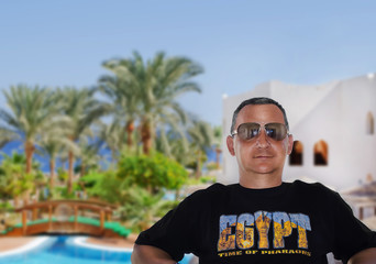Египет. Мужчина в футболке с надписью Египет. Мода, одежда.