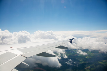 Obraz premium Airplane wing out of window
